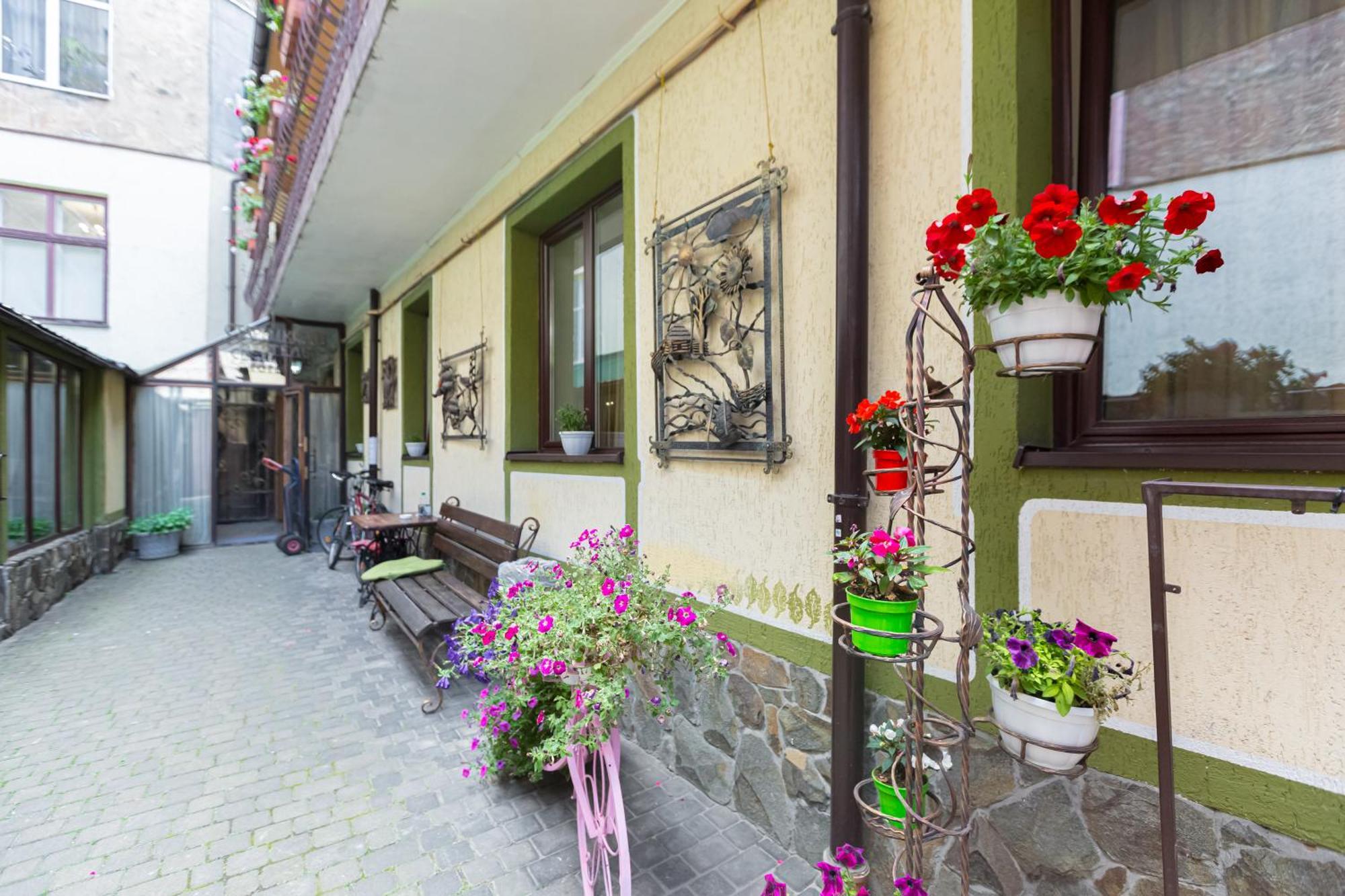 Staryi Krakiv Hotel Lviv Exterior photo