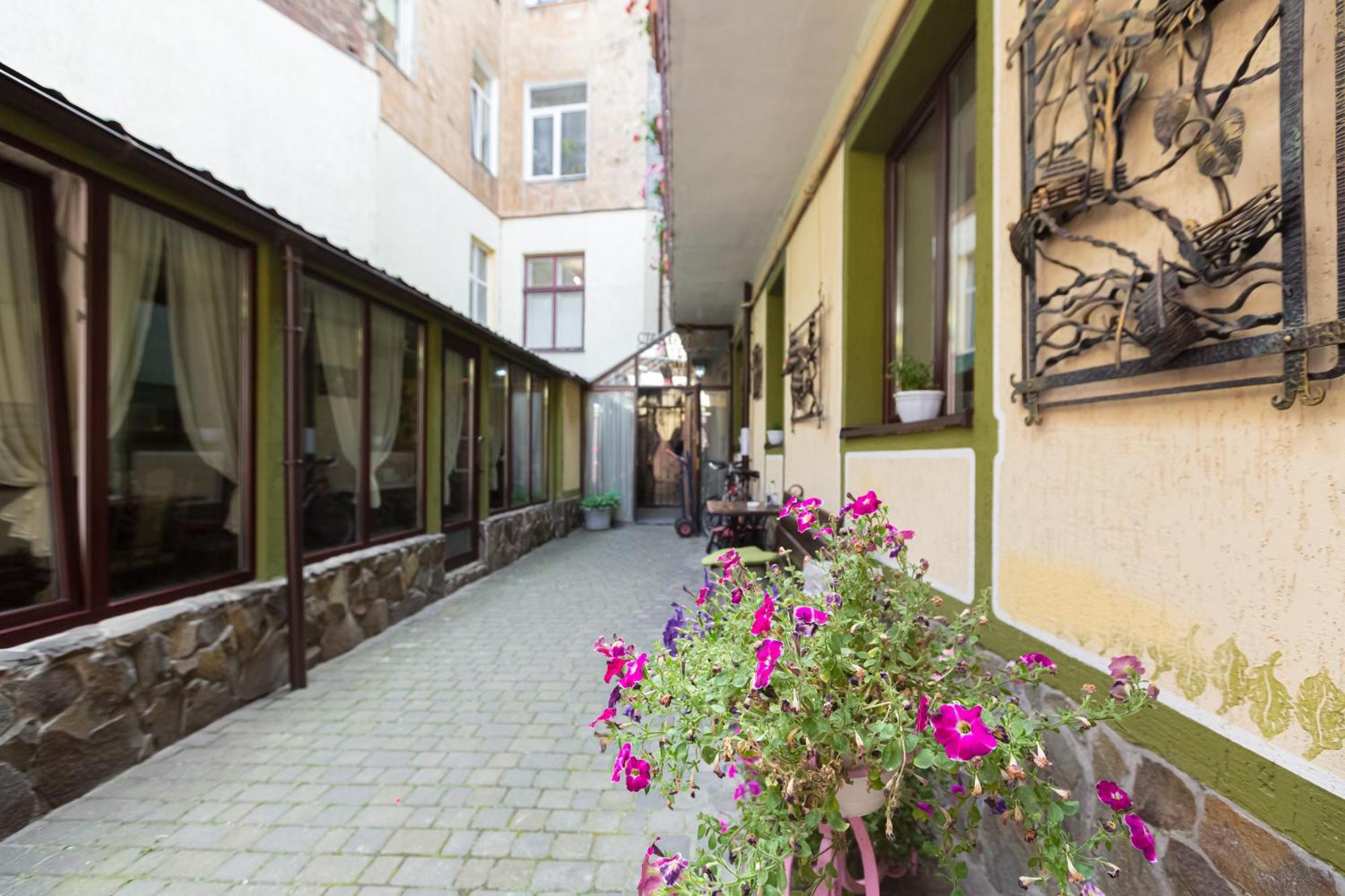 Staryi Krakiv Hotel Lviv Exterior photo